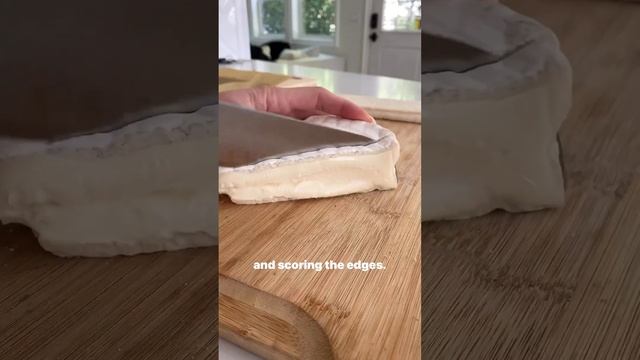 brie cheese + puff pastry + peaches = match made in heavennnnn!😮 смотреть онлайн