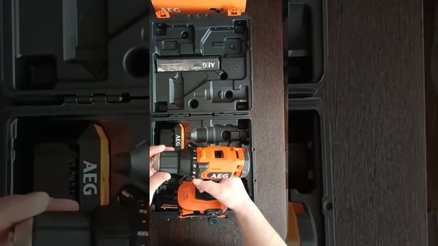 Распаковка дрели-шуруповерта AEG BS18G4-202C смотреть онлайн