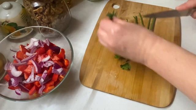 Салат заправлений горіховим соусом. смотреть онлайн