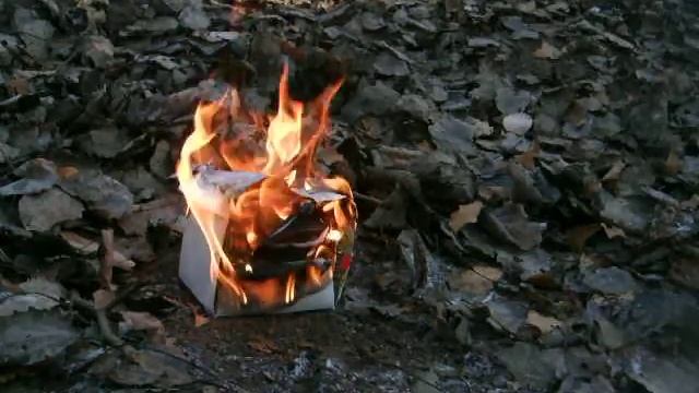 Пожар в доме. Подожгли картоновый дом. смотреть онлайн