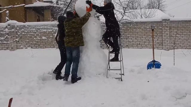 ❄️ЛЕПИМ СНЕГОВИКА⛄️ | ТРАМПЛИН и ЛЕСТНИЦА?| БРОСАЕМ ВЫЗОВ Детским Каналам смотреть онлайн