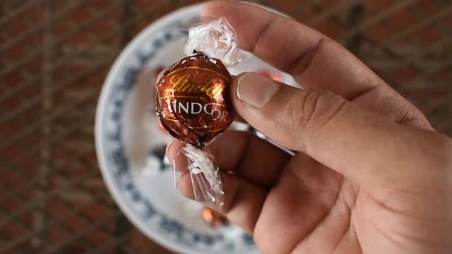 LINDT LINDOR ASSORTED CHOCOLATE TRUFFLES INDIAN EDITION смотреть онлайн