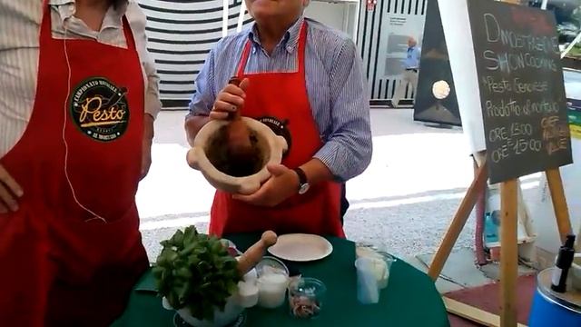 Uno chef prepara il pesto genovese tradizionale #Expo2015 смотреть онлайн