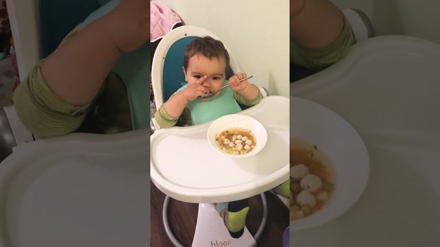 2г. Малыш ест с аппетитом суп и благодарит бабушку. смотреть онлайн