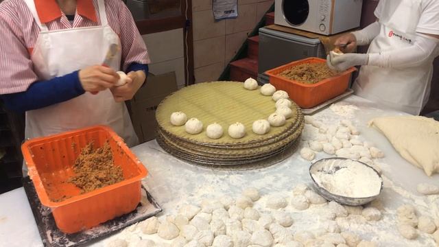 하루 10,000개나 판매하는 50년 전통의 달인 만두, 남대문 시장 가메골손왕만두 / handmade dumplings - Korean street food смотреть онлайн