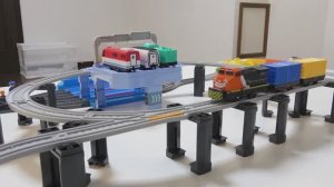 Маленький автобус Тайо ☆ Поезд Тиби Титипо курсирует железной дороге с депо и переездами!