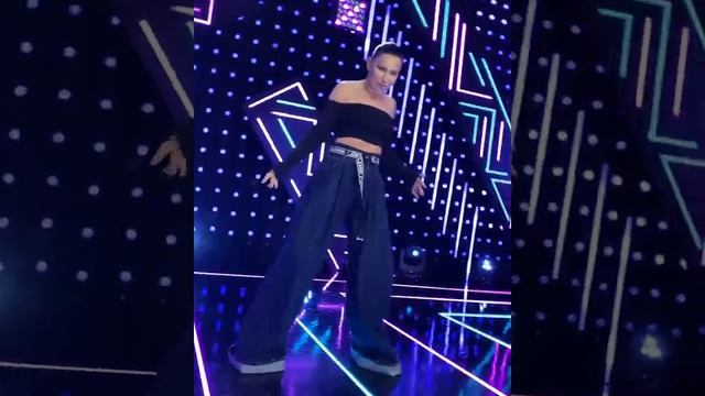 Елка засветила грудь без бюстгальтера смотреть онлайн