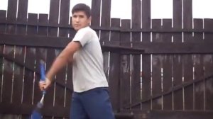 нунчаки . парень крутит нунчаки