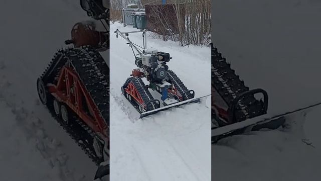 Первый выезд на гусеницах Крутец. Автор видео @Сделайсам-ы4ж #гусеницыкрутец #гусеницы #мотоблок смотреть онлайн