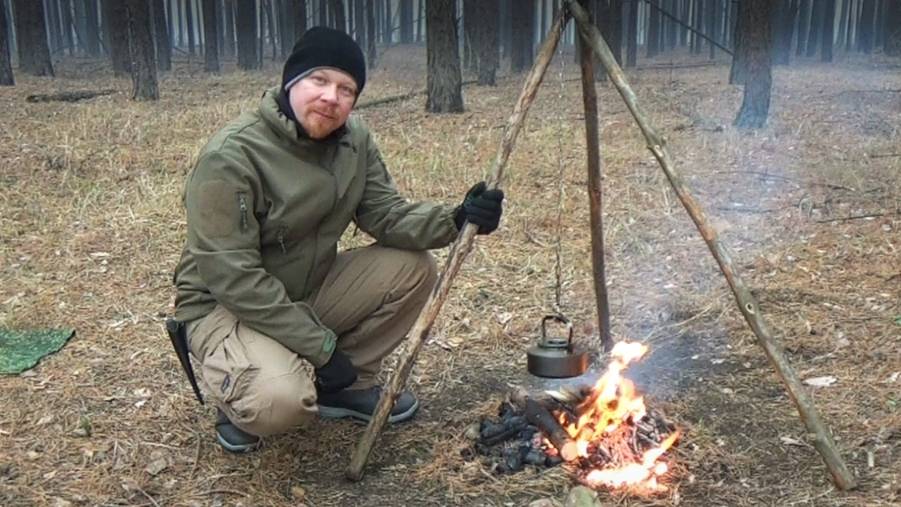 День в лесу. Одиночный однодневный поход выходного дня. Готовка на костре в армейском котелке.