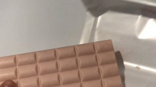 Unwrapping chocolate Roshen strawberry bubble. смотреть онлайн