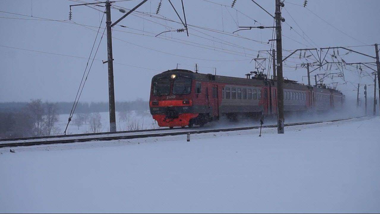 Электропоезд ЭД9М-0247 летит вихри снежные крутя. смотреть онлайн