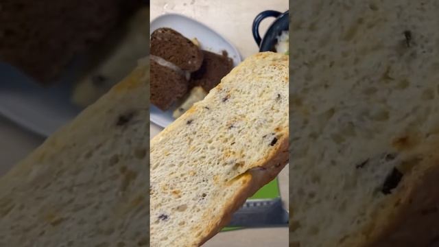 Тёмный Хлеб куплен в пекарне , а вот белый домашний. смотреть онлайн