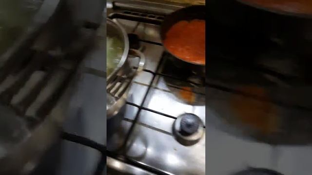 Варим капусту для голубцов #shorts смотреть онлайн