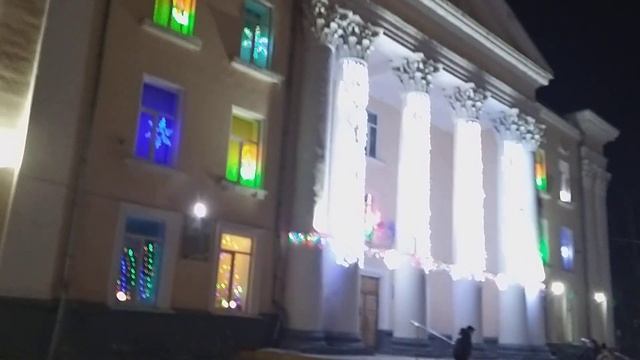 Совгавань, красавица елка у Дома Культуры по ул.Ленина, 30.12.23г. смотреть онлайн