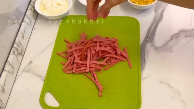 САЛАТ 🥗 СОЛОМКА! ӨТЕ ОҢАЙ ДӘМДІ СОЛОМКА САЛАТЫ! НАҒЫЗ МЕРЕКЕЛІК САЛАТ! Қазақша рецепт. смотреть онлайн
