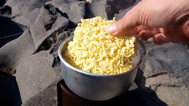 A River Runs Through It : Trangia mini cooking, Egg Cheese Ramen смотреть онлайн