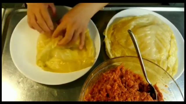Make this easy recipe(vitkål) cabbage rolls with smoked bacon|Balkan food|| смотреть онлайн