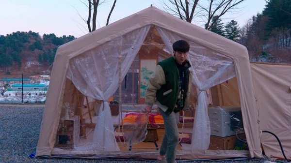 비 폭풍 눈 속에서 솔로 캠핑, 대형 공기 주입식 텐트