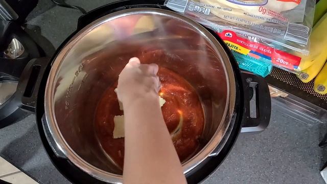 4-INGREDIENT SLOW COOKER RAVIOLI! || EASY MEAL IDEA смотреть онлайн