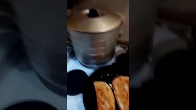 жарим чебуреки. сочные и хрустящие #жаримчебуреки #чебуреки #сочныеихрустящиечебуреки смотреть онлайн