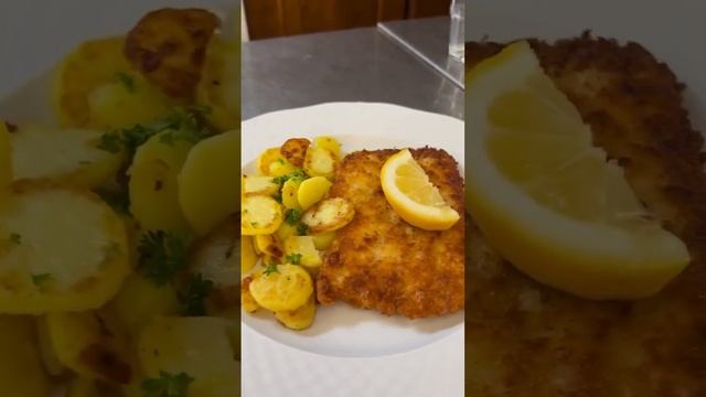 Chicken schnitzel with bake potatoes смотреть онлайн