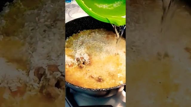 Плов по домашнему с куриным бедром на кости #плов #готовимвкусно #shorts #food #good #еда #food смотреть онлайн
