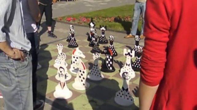 шахматы на свежем воздухе) прикольно посмотреть) еще бы понять что они делают смотреть онлайн