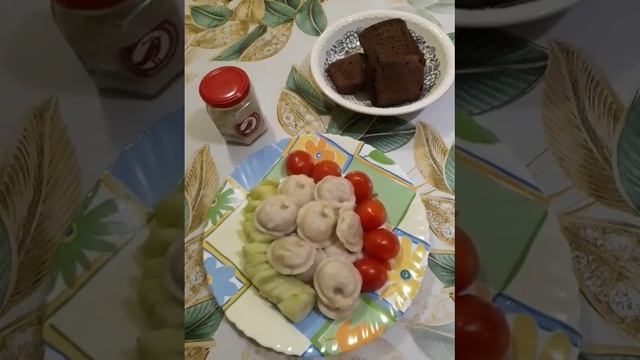 Пельмени с хреном, огурцы, помидоры и бородинский хлеб #shorts смотреть онлайн