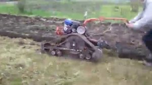Добавляем гусеницы к обычному мотоблоку и пашем..)