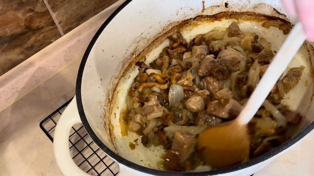Жаркое из картофеля с мясом и лисичками/Roast potatoes with meat and chanterelles смотреть онлайн