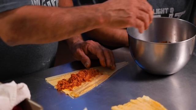 My Mom Teaches Me How to Make Tamales (Brisket, Pork Butt & Chicken) смотреть онлайн