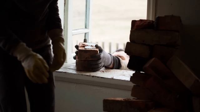 ЧУТЬ НЕ ПРИДАВИЛО КИРПИЧАМИ | РЕМОНТ В ИЗБЕ ПРОДОЛЖАЕТСЯ... смотреть онлайн