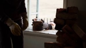 ЧУТЬ НЕ ПРИДАВИЛО КИРПИЧАМИ | РЕМОНТ В ИЗБЕ ПРОДОЛЖАЕТСЯ...