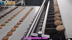 Линия для производства сэндвич печенья.