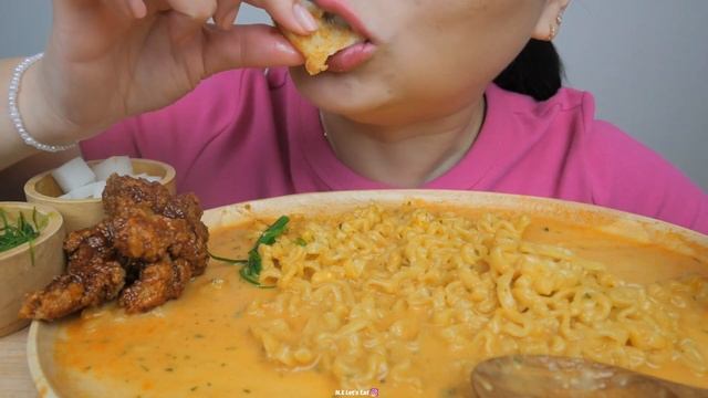 SPICY Samyang Carbonara Noodles with Mozzarella Cheese Balls with Korean Fried Chicken *NO Talking смотреть онлайн