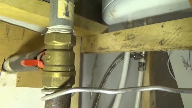 Вода на улице зимой, незамерзающий кран, водопой скота. смотреть онлайн