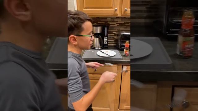 Алекс готовит курицу с соусом Терияки 🤔 смотреть онлайн