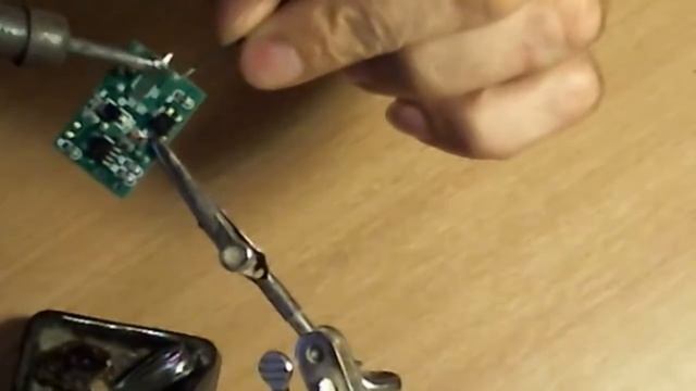 Третья рука для пайки или подставка для паяльника с лупой смотреть онлайн