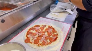 Как Готовят Пиццу в Ресторанах | Рецепт Сочной Пиццы В Духовке с Салями и Беконом