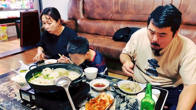 가족먹방)만두전골 만들어 먹기ㅣ Mandu hotpotㅣREAL SOUNDㅣASMR MUKBANGㅣEATING SHOWㅣ смотреть онлайн