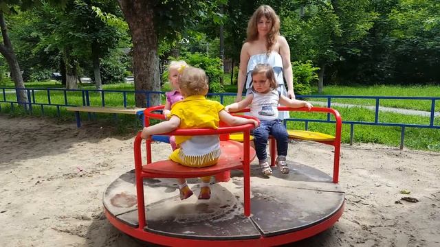 Почти 2 года девочкам)) пищат и веселятся на карусели смотреть онлайн