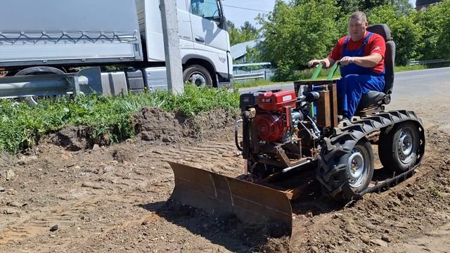 Гусеничный минитрактор. Пробую отвал.