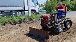 Гусеничный минитрактор. Пробую отвал.