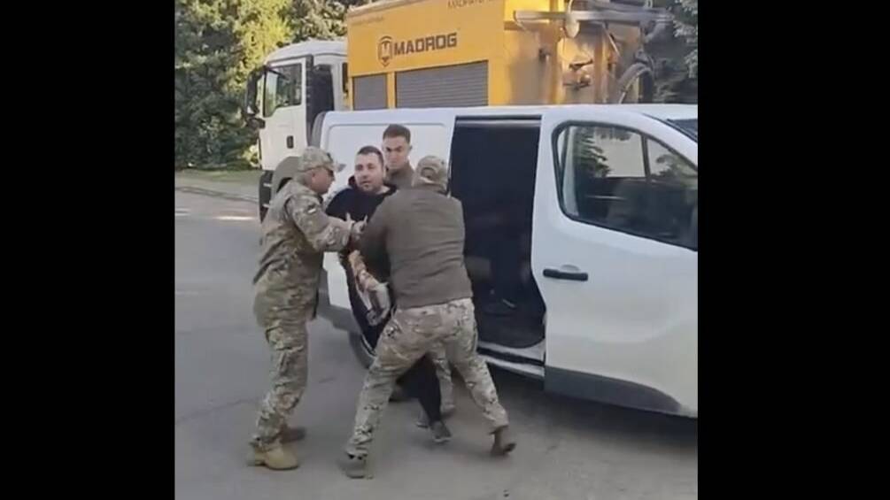 Наши люди, в булочную, на такси не ездят. смотреть онлайн