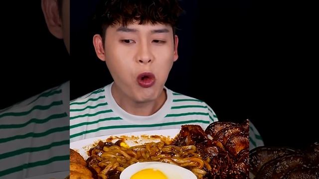 🌟Black Bean Noodles With Black Spicy Mushrooms🌟 #food #youtubeshorts #mukbang #koreanfood #nonveg смотреть онлайн