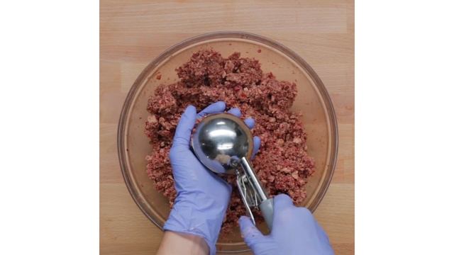Homemade Vegan Burger With Vegan Aioli смотреть онлайн