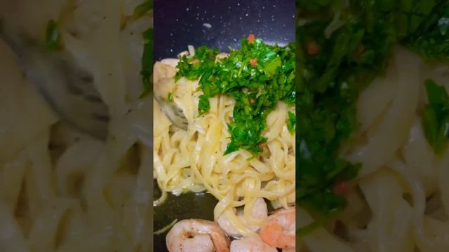"Вкуснейшая паста с креветками без сливок: рецепт для настоящих гурманов!" смотреть онлайн