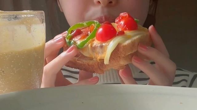 たっぷり卵のふわカリピザトーストつくって食べた【咀嚼音・ASMR】【字幕】 смотреть онлайн