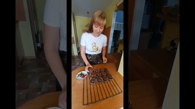 #веган капкейки ))шоколадные с вишневой начинкой))нужен рецепт?) смотреть онлайн